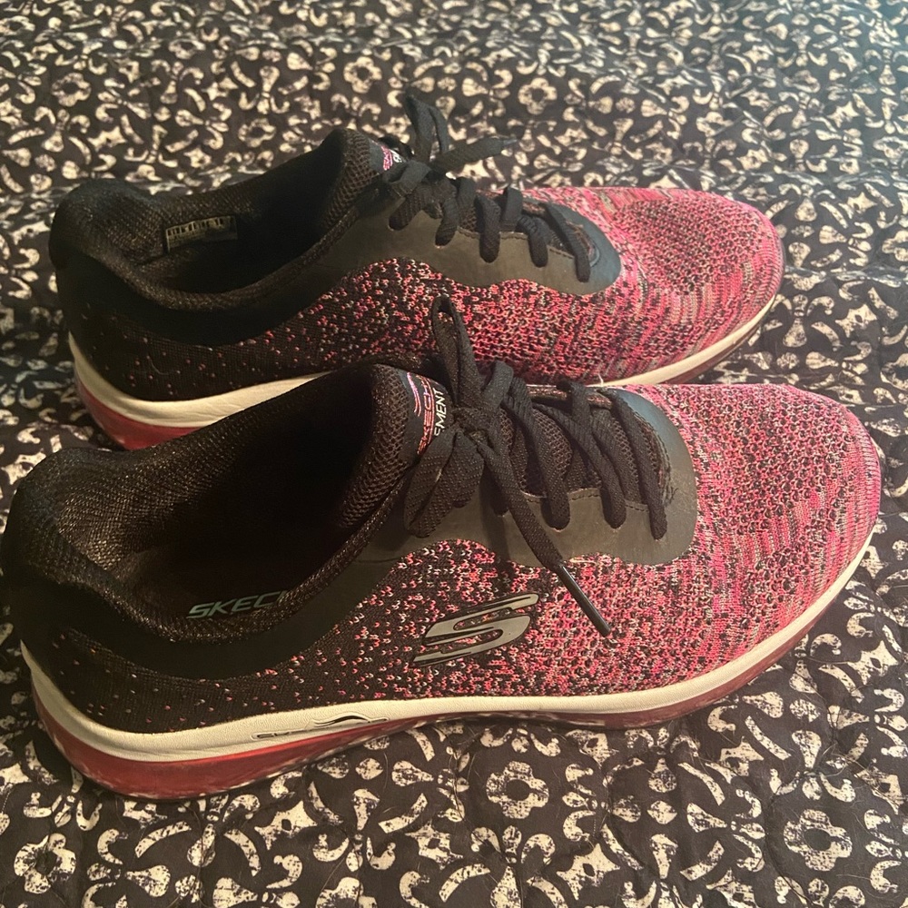 Womens Skecker no tie tennis shoes. Size 11
